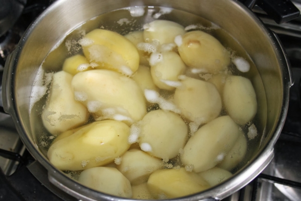 L'eau de cuisson des pommes de terre : un herbicide naturel