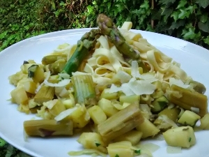 Tagliatelles aux asperges et courgettes